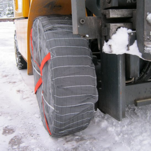 AutoSock for gaffeltrucker montert på forhjul på snø