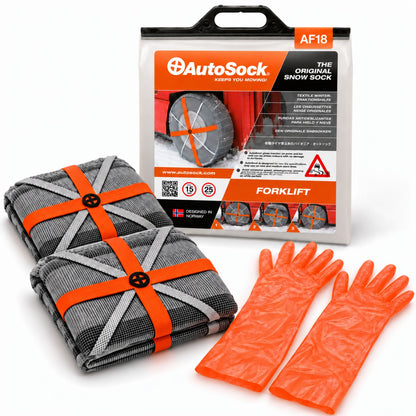 AutoSock modell AF18 for gaffeltrucker inneholder to snøsokker, ett par hansker og produktemballasjen.