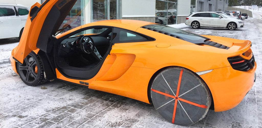 AutoSock montert på bakhjulene til en McLaren sportsbil