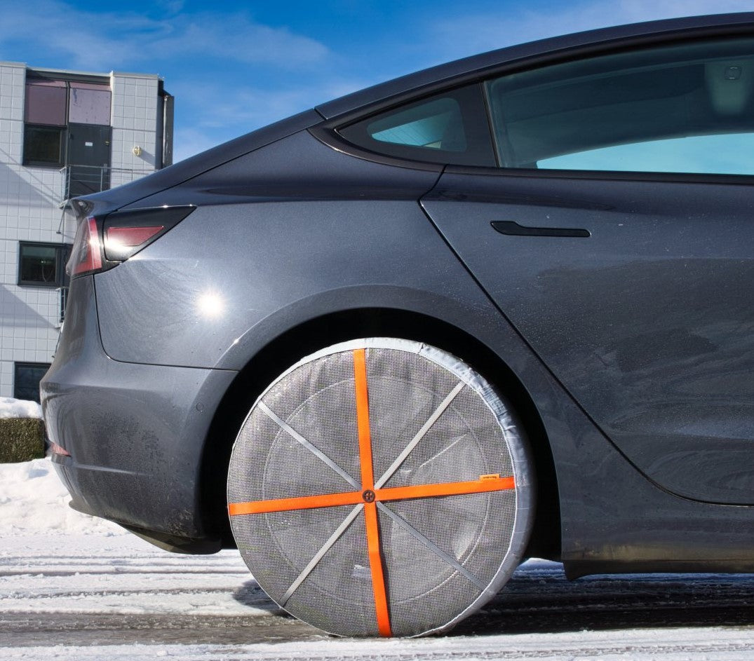 AutoSock HP for passenger cars mounted on rear wheels of a car on snow